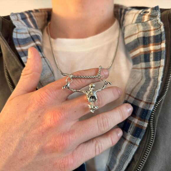 Unisex silver skeleton necklace featuring a bold, grunge-inspired design - Picture 4 of 5